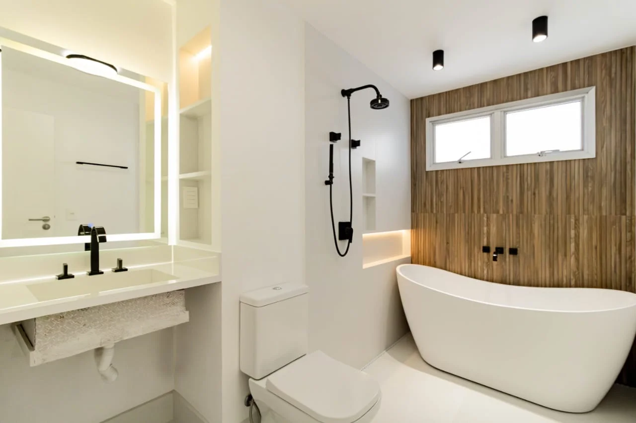 Banheiro moderno - Banheira e madeira